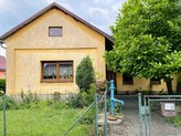 Nabízíme k prodeji starší rodinný dům s velkou zahradou v Jablůnce u Vsetína.